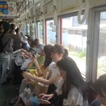 Un tramvai din Osaka la ora 2 după amiaza. Un vagon obișnuit, nu vagonul pentru femei.