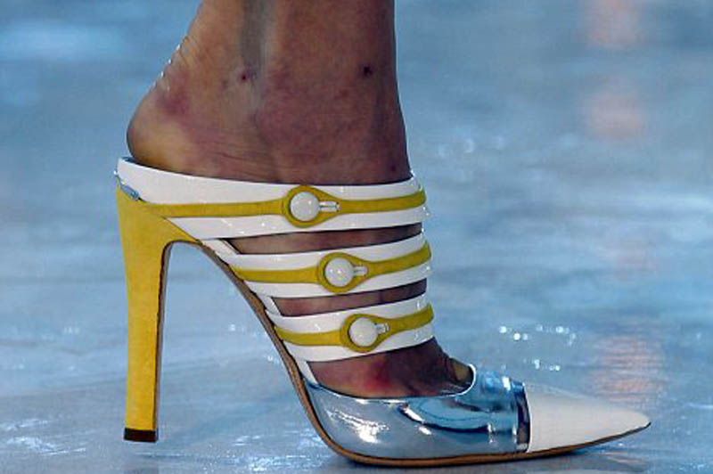 Aşa arată picioarele unui model care a purtat pantofi cu toc TIMP DE O LUNĂ la Fashion Week