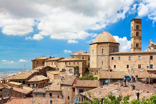 Foto: View of the roofs of a small town "Volterra" in Tuscany, Italy, de la Shutterstock
