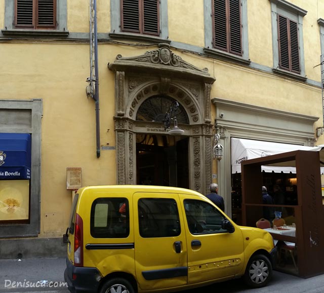 Intrarea în Officino Profumo Farmaceutica di Santa Maria Novella, un picuț obstrucționată de o mașină parcată. Sigur e tot timpul așa, pentru că tot centrul orașului Florența e la fel de înghesuit.