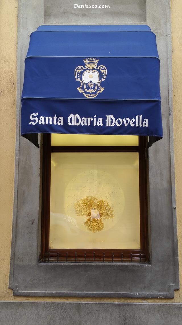 Vitrina de lângă intrarea în Officino Profumo Farmaceutica di Santa Maria Novella, Florența, Italia.