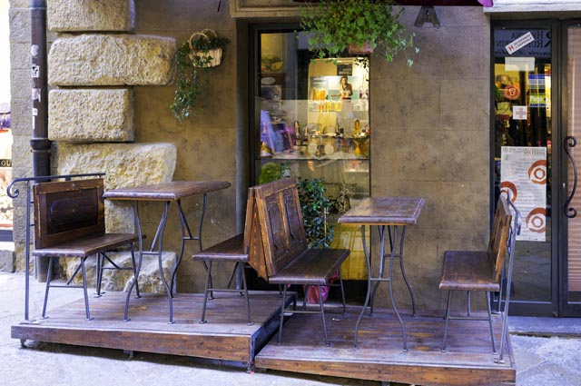 Exemplu de terasă cu doar două mese. Foto: Shutterstock