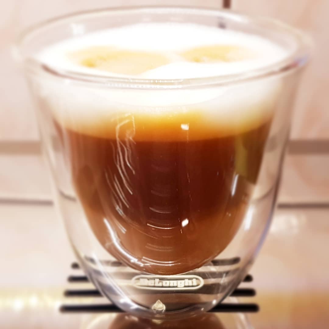Cappuccino făcut acasă cu espressorul DeLonghi